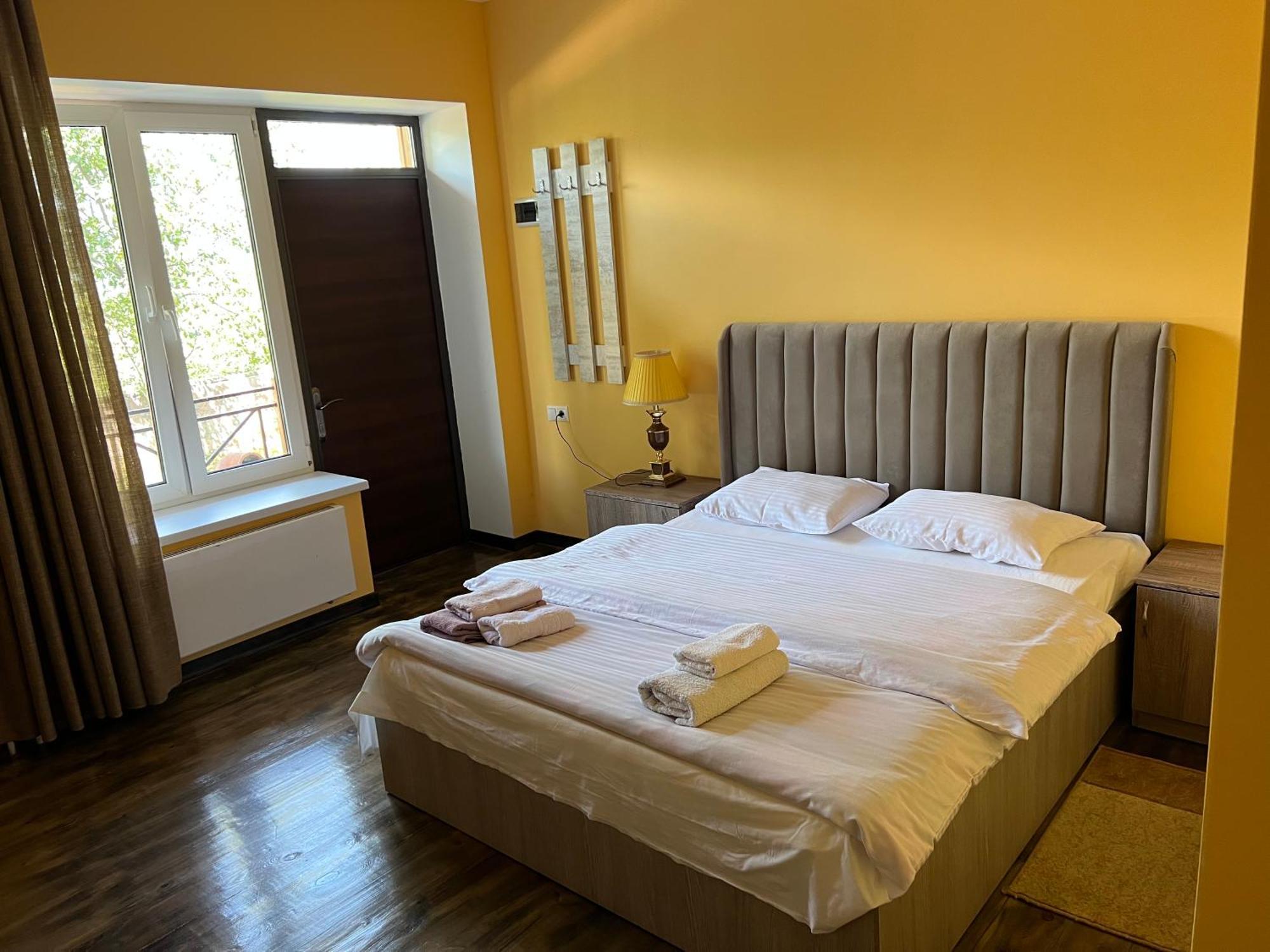 Balkonchik Guesthouse 迪利然 外观 照片