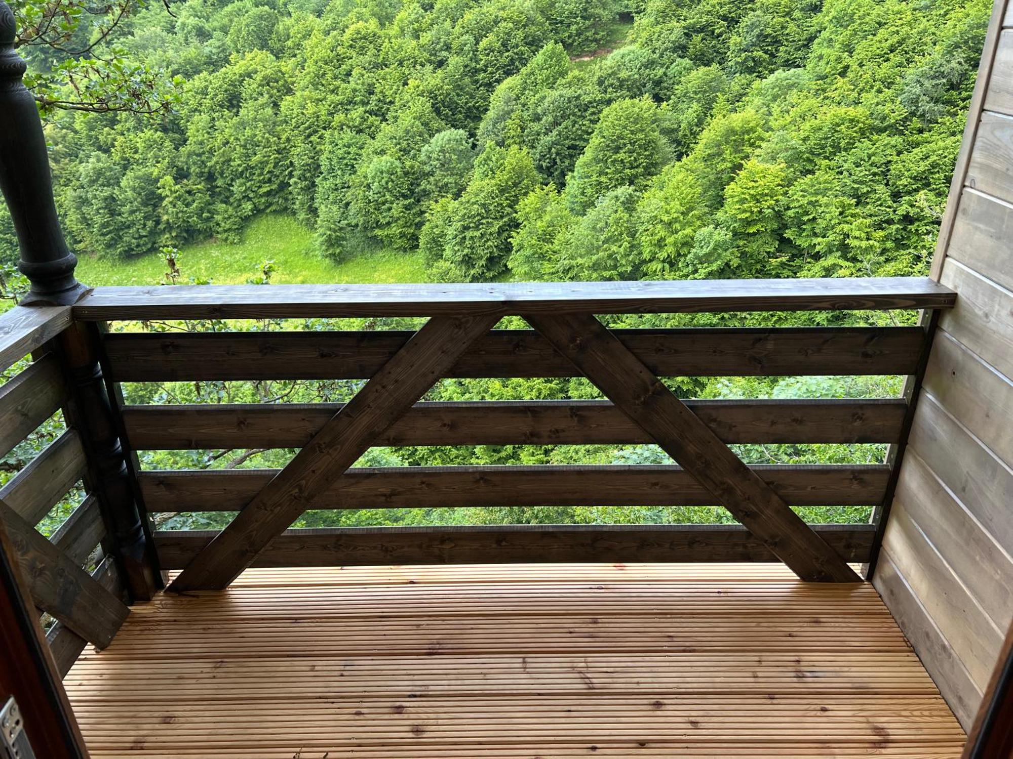 Balkonchik Guesthouse 迪利然 外观 照片